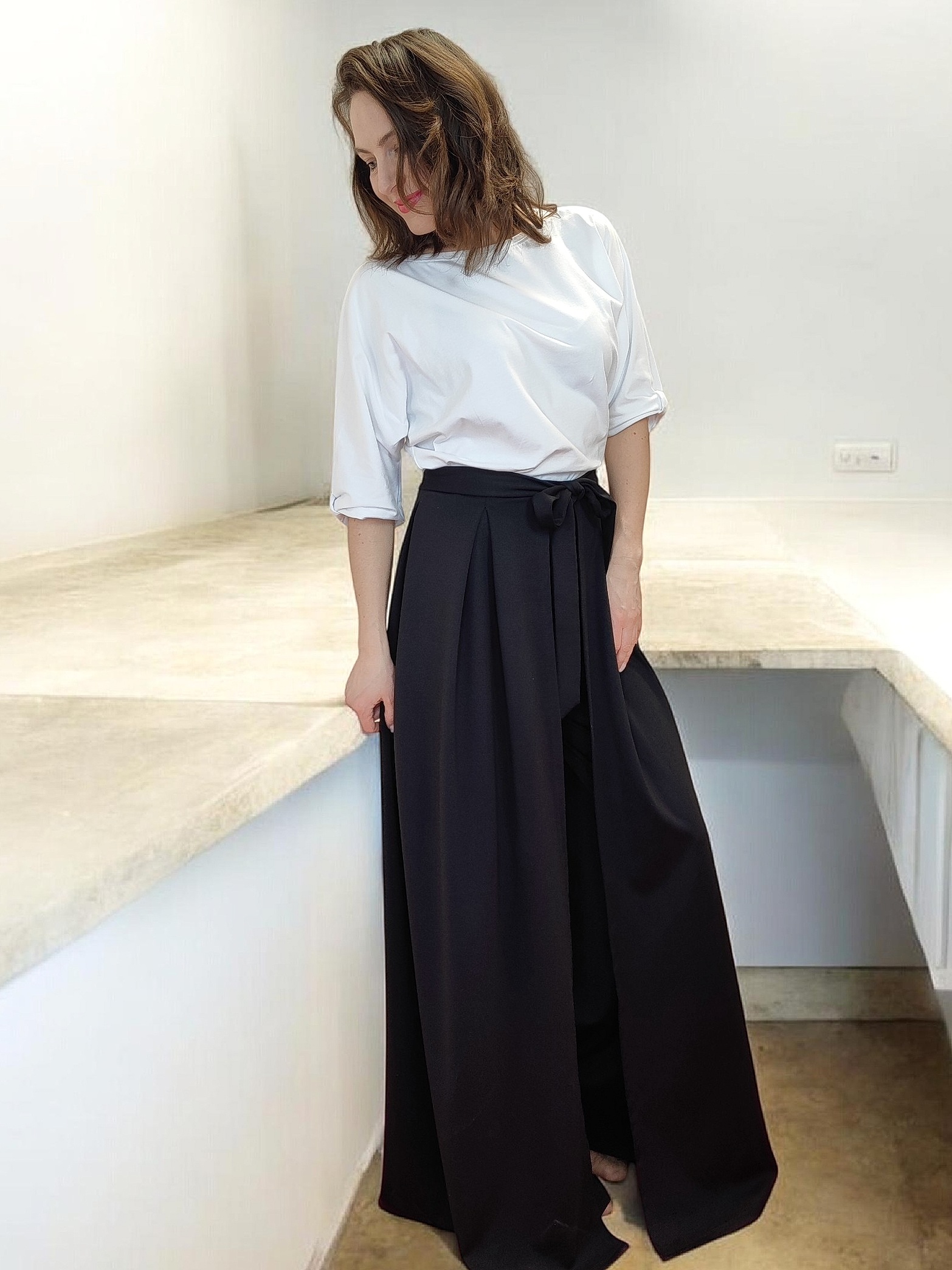 černá kalhotová sukně na modelce